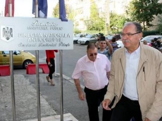 Preşedintele CJ Argeş, Constantin Nicolescu, scos pe targă din sediul DNA Piteşti
